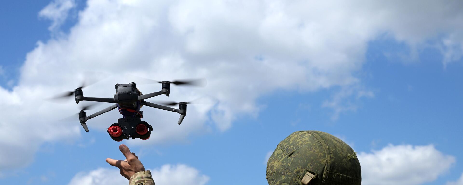 A Russian serviceman is seen using a drone in the special operation zone in Ukraine. File photo - Sputnik India, 1920, 28.09.2023