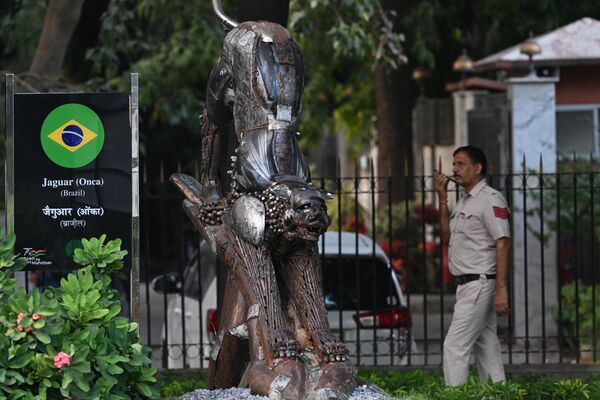 ब्राज़ील के राष्ट्रीय जानवर जगुआर की स्क्रैप लोहे की मूर्ति (Photo by Arun SANKAR / AFP) - Sputnik भारत