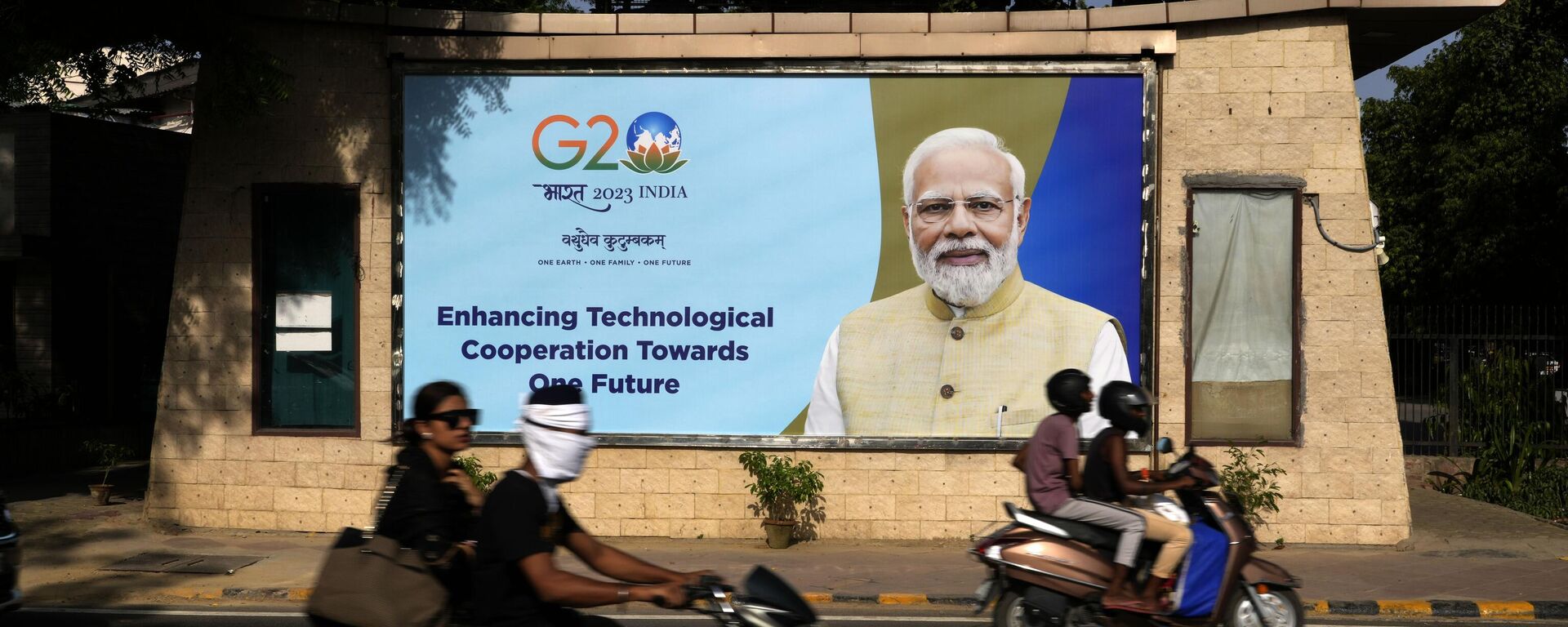 Motorcyclists drive past a billboard featuring Indian Prime Minister Narendra Modi ahead of this week's summit of the Group of 20 nations in New Delhi, India, Monday, Sept. 4, 2023. - Sputnik India, 1920, 06.09.2023