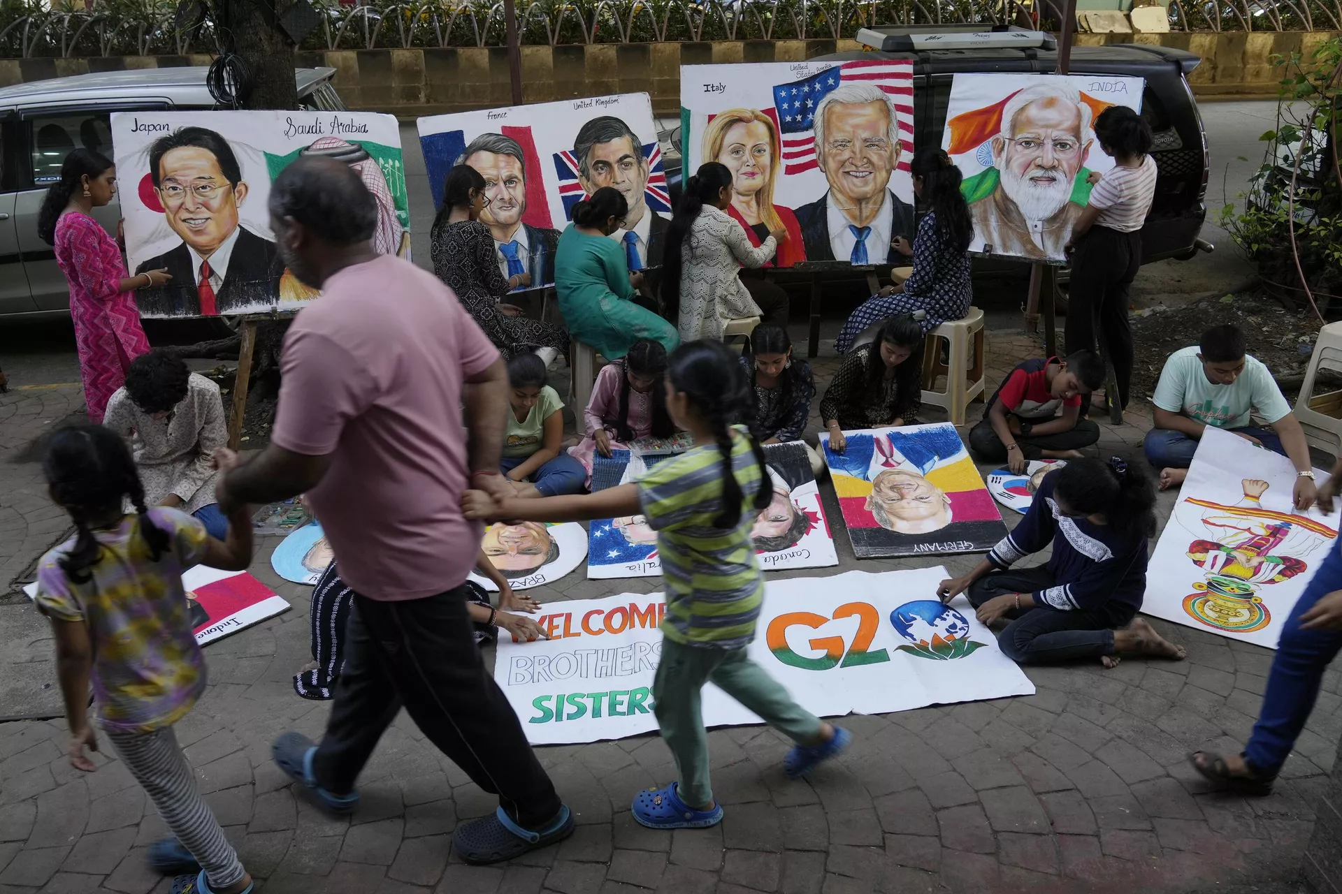 Students of Gurukul school of Art draw portraits of G20 heads of states ahead of the upcoming G20 summit, in Mumbai, India, Tuesday, Sept. 5, 2023. Students of Gurukul school of Art draw portraits of G20 heads of states ahead of the upcoming G20 summit, in Mumbai, India, Tuesday, Sept. 5, 2023. - Sputnik India, 1920, 06.09.2023