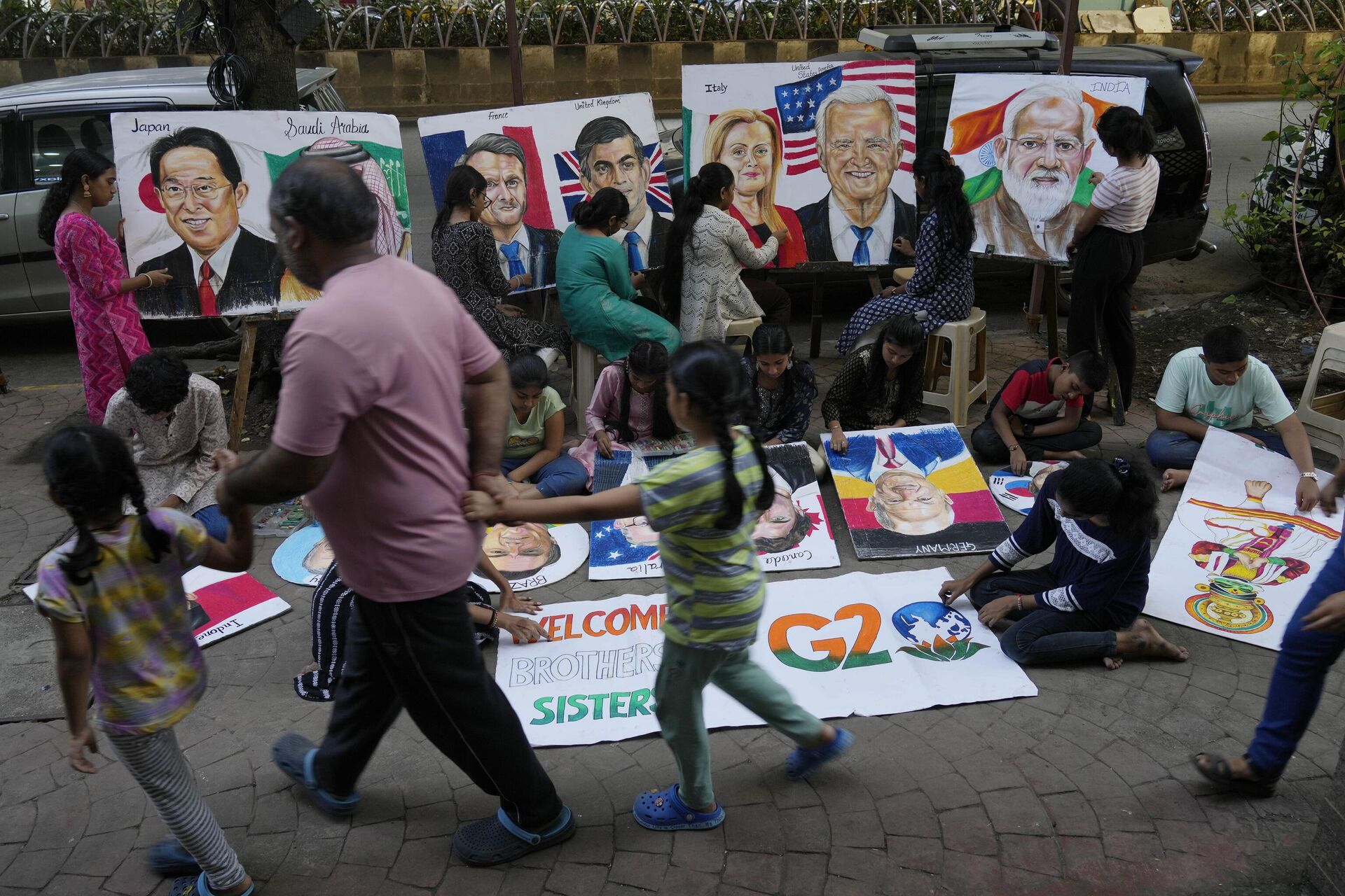 Students of Gurukul school of Art draw portraits of G20 heads of states ahead of the upcoming G20 summit, in Mumbai, India, Tuesday, Sept. 5, 2023. - Sputnik India, 1920, 06.09.2023
