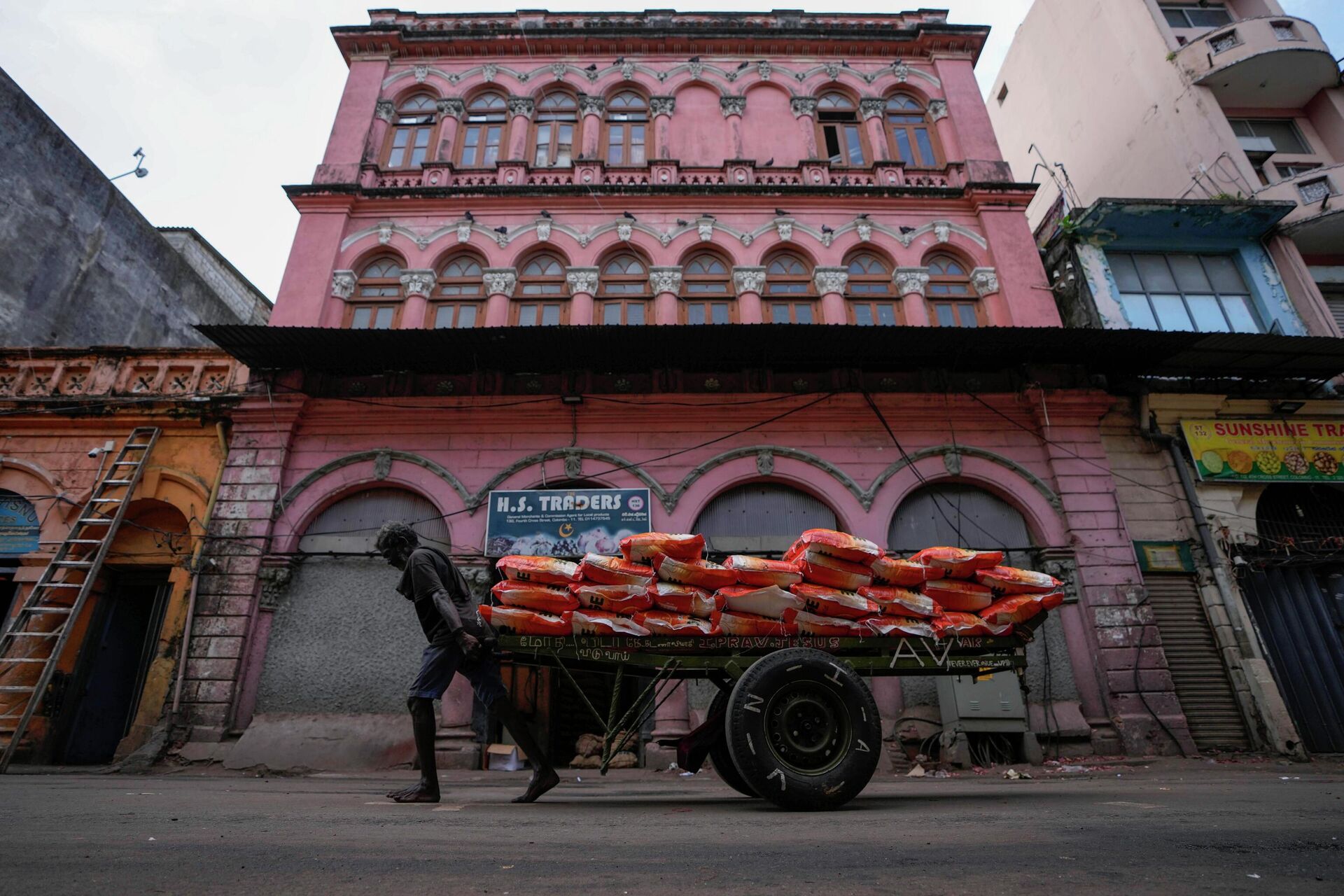 A laborer pulls a cart load of imported rice at a wholesale market in Colombo, Sri Lanka, Sunday, June 26, 2022. - Sputnik India, 1920, 06.11.2023