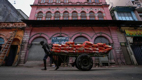 A laborer pulls a cart load of imported rice at a wholesale market in Colombo, Sri Lanka, Sunday, June 26, 2022. - Sputnik India