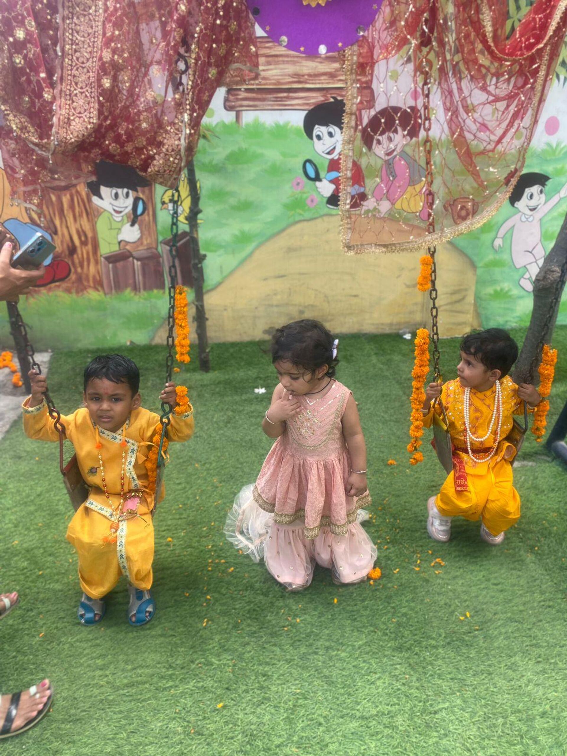 Kindergarten students of ICON Nurturing Innocence Preschool come dressed as Lord Krishna and Radha on Krishna Janmashtami festival. - Sputnik India, 1920, 07.09.2023