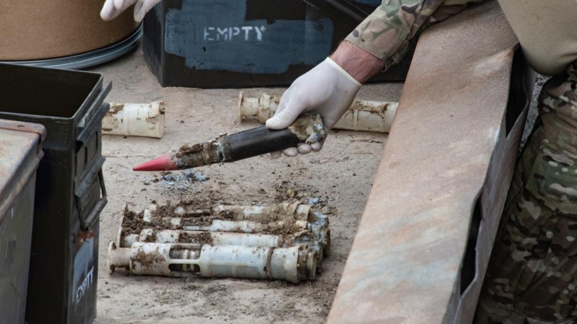 U.S. Air Force National Guard Explosive Ordnance Disposal Techinicians safely prepare several contaminated and compromised depleted uranium rounds on June 23, 2022 at Tooele Army Depot, UT. - Sputnik भारत, 1920, 07.09.2023