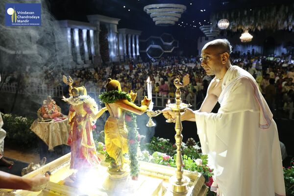 Scores of devotees gathered at Vrindavan Chandrodaya Mandir in Uttar Pradesh state to celebrate Sri Krishna Janmashtami. Priests worship Lord Sri Krishna and Goddess Radha&#x27;s idol. - Sputnik India