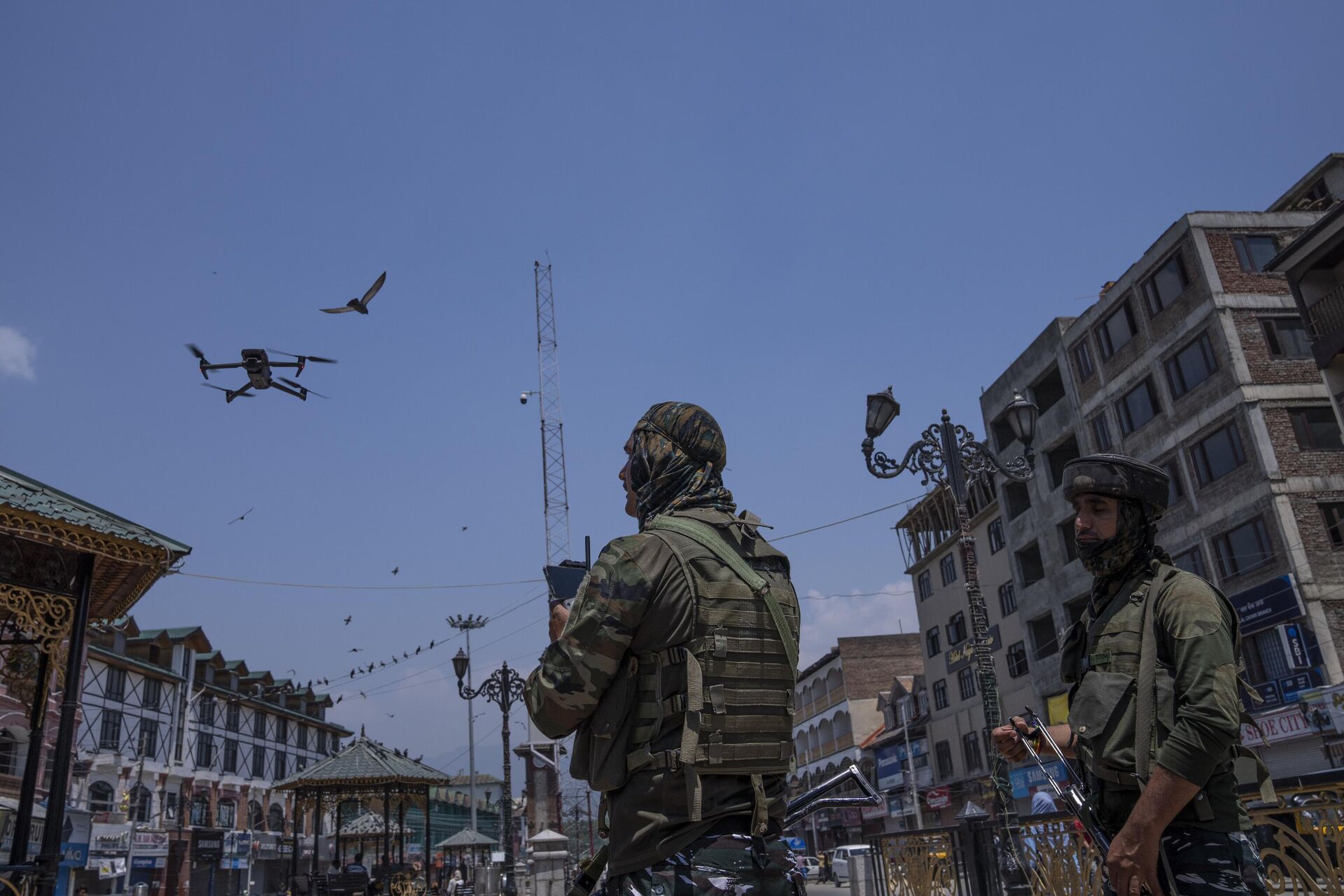 Paramilitary soldiers keep vigil in an area with the help of a drone during a shutdown in central Srinagar, Indian controlled Kashmir, Wednesday, May 25, 2022. - Sputnik India, 1920, 07.09.2023
