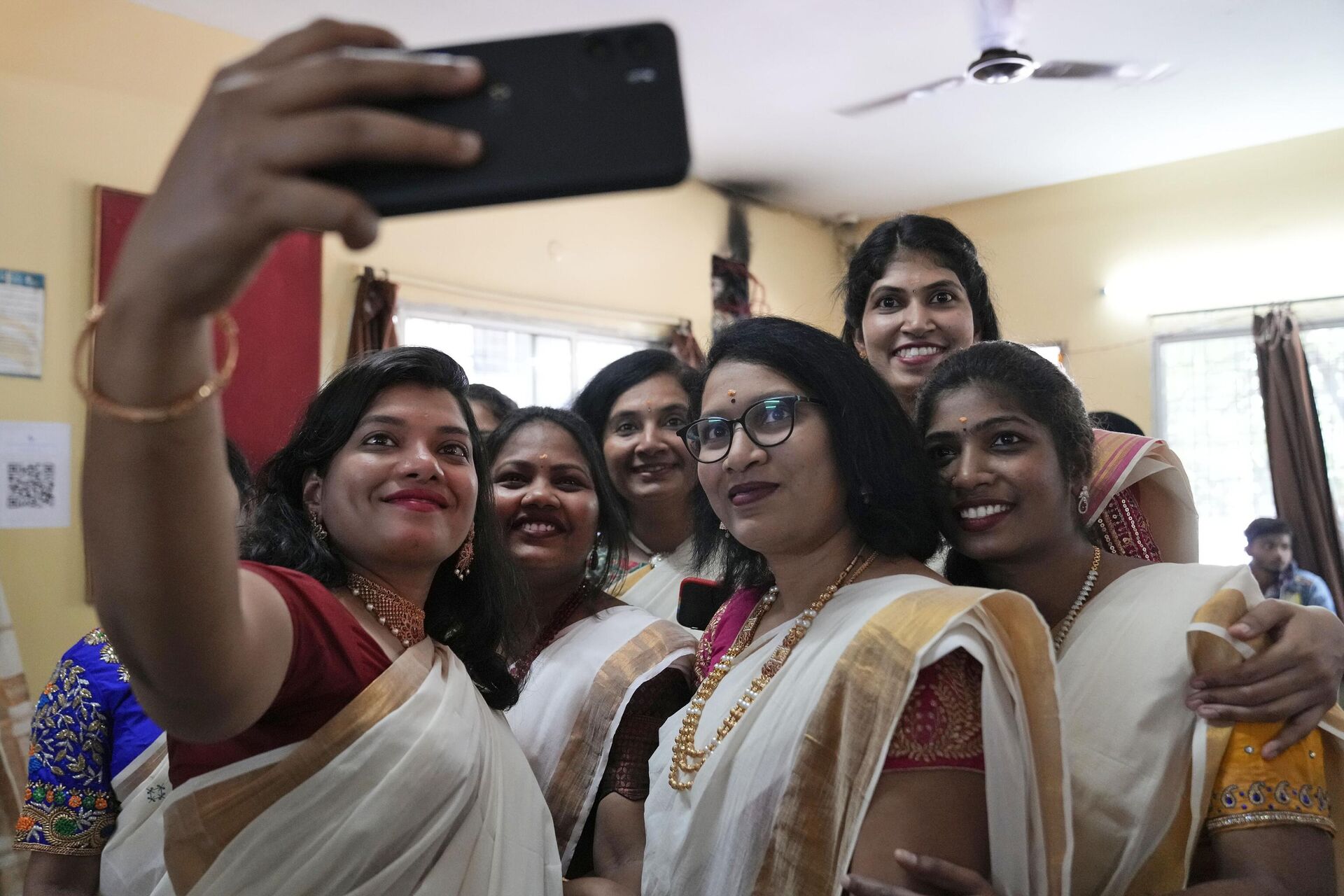 Women dressed in traditional saris take a selfie during festivities marking Onam in Hyderabad, India, Tuesday, Aug. 29, 2023. Onam is an annual harvest festival celebrated mainly in the southern Indian state of Kerala.  - Sputnik India, 1920, 09.10.2023