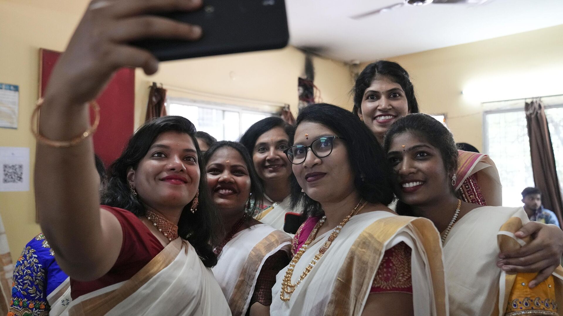 Women dressed in traditional saris take a selfie during festivities marking Onam in Hyderabad, India, Tuesday, Aug. 29, 2023. Onam is an annual harvest festival celebrated mainly in the southern Indian state of Kerala.  - Sputnik India, 1920, 07.09.2023