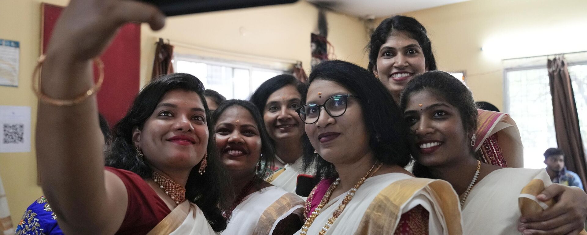 Women dressed in traditional saris take a selfie during festivities marking Onam in Hyderabad, India, Tuesday, Aug. 29, 2023. Onam is an annual harvest festival celebrated mainly in the southern Indian state of Kerala.  - Sputnik India, 1920, 07.09.2023