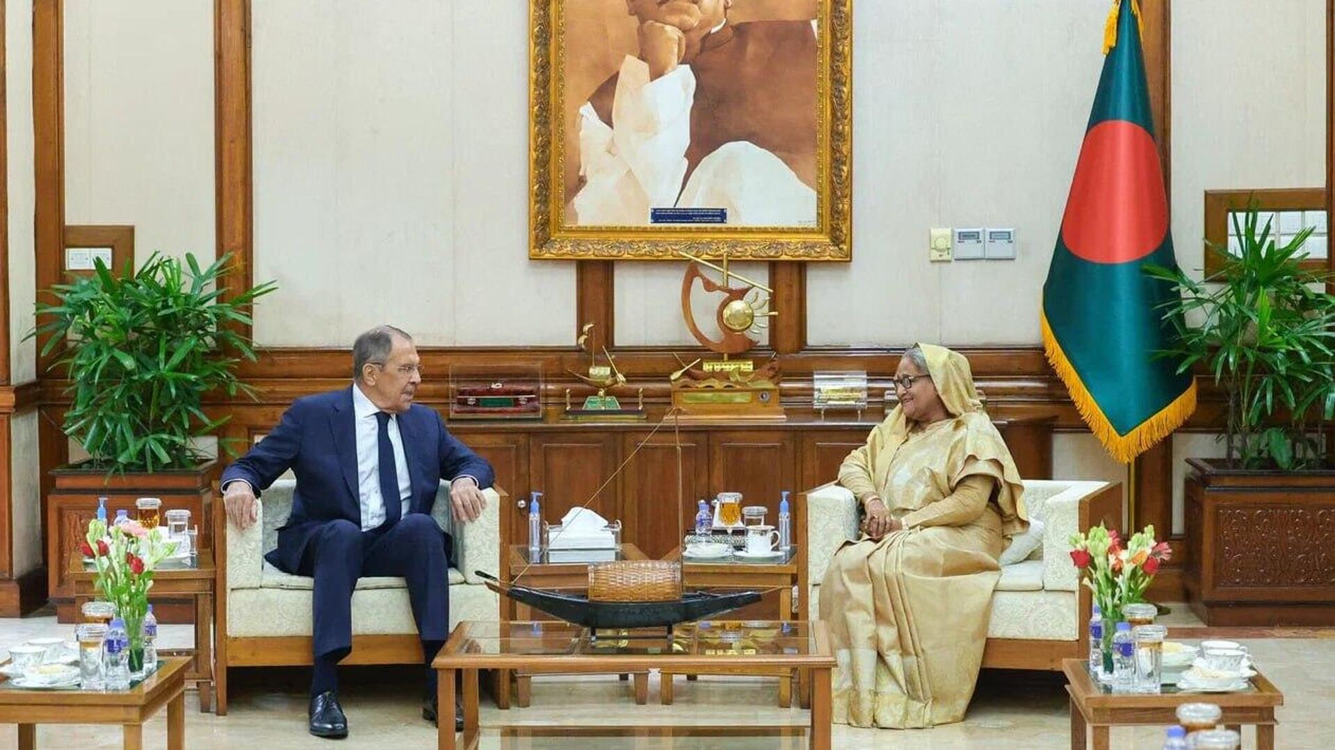 Russian FM Sergey Lavrov welcomed by Bangladeshi Prime Minister Sheikh Hasina - Sputnik भारत, 1920, 08.09.2023