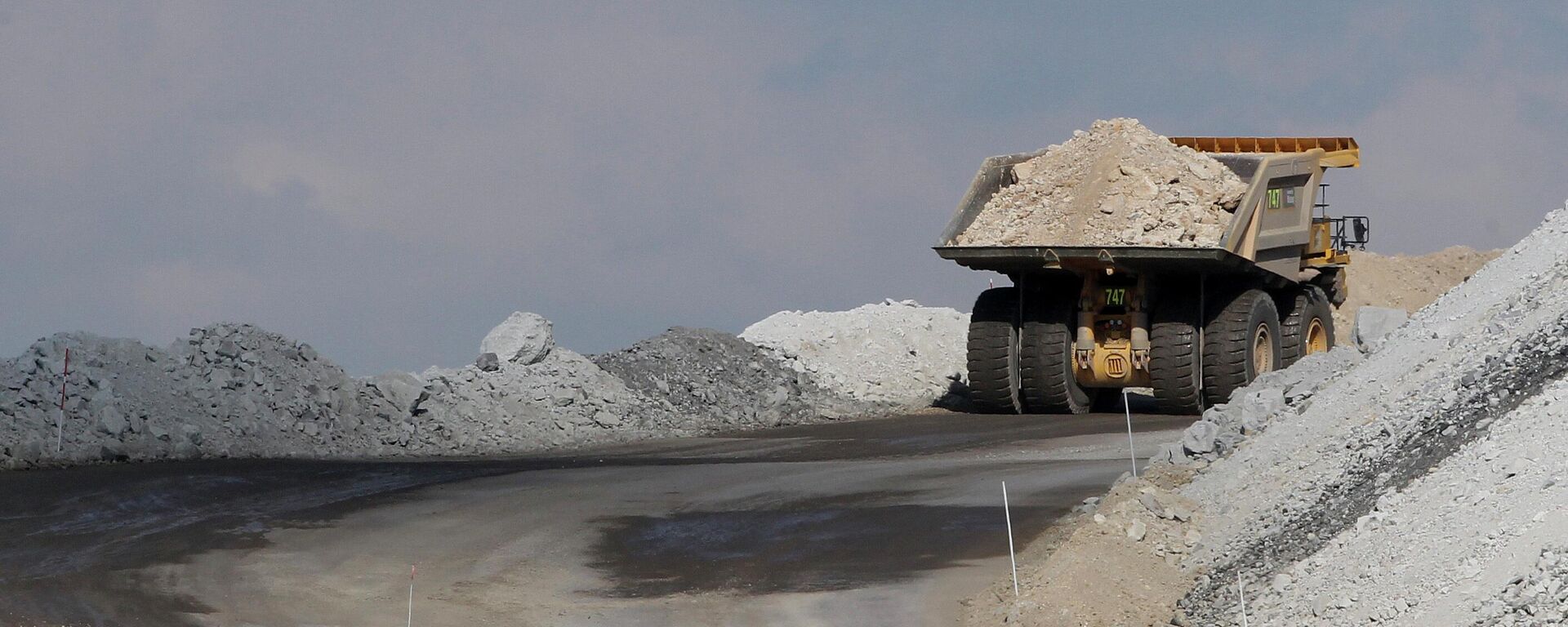 In this Sept. 11, 2012, file photo, a four-wheel-drive vehicle follows a large mining truck as it makes its way to the top of a Boggabri coal mine near Gunnedah, Australia, 450 kilometers (280 miles) northwest of Sydney.  - Sputnik भारत, 1920, 08.09.2023