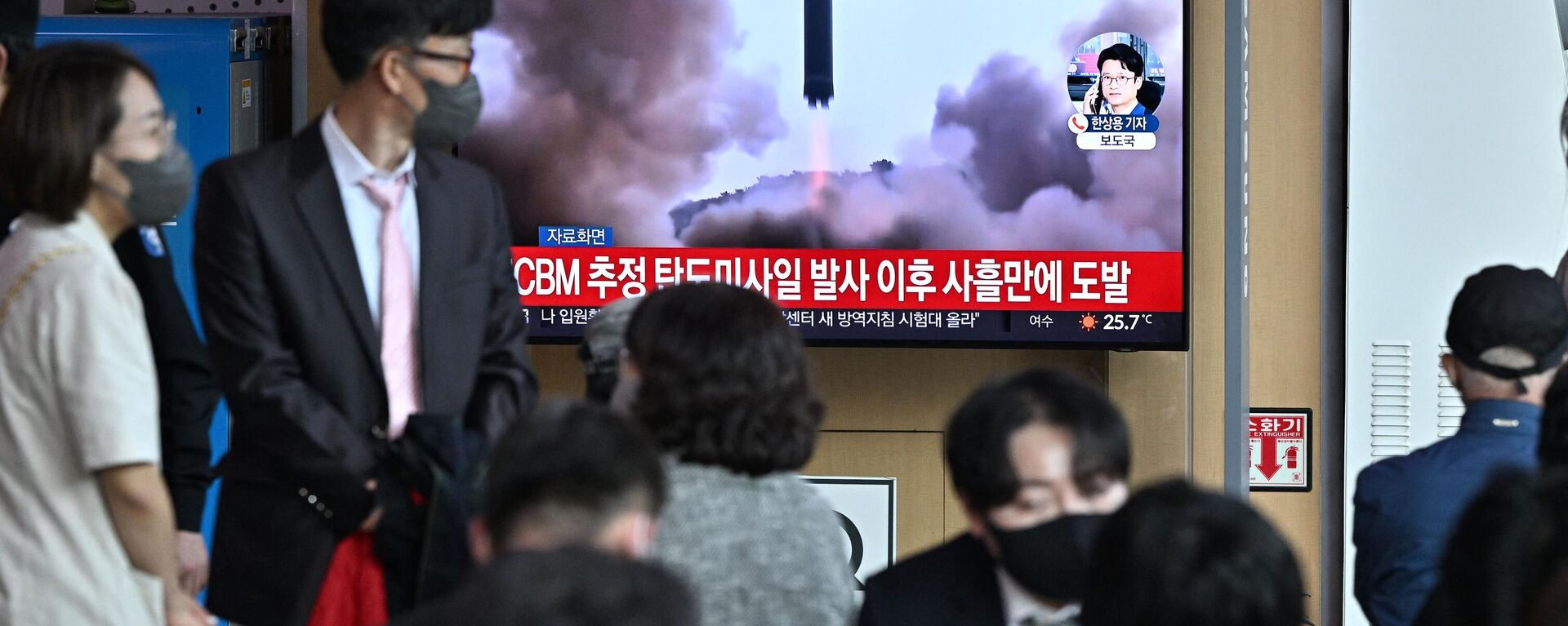 People watch a television screen showing a news broadcast with file footage of a North Korean missile test, at a railway station in Seoul on May 7, 2022, after North Korea fired a submarine-launched ballistic missile according to South Korea's military. - Sputnik भारत, 1920, 04.10.2023