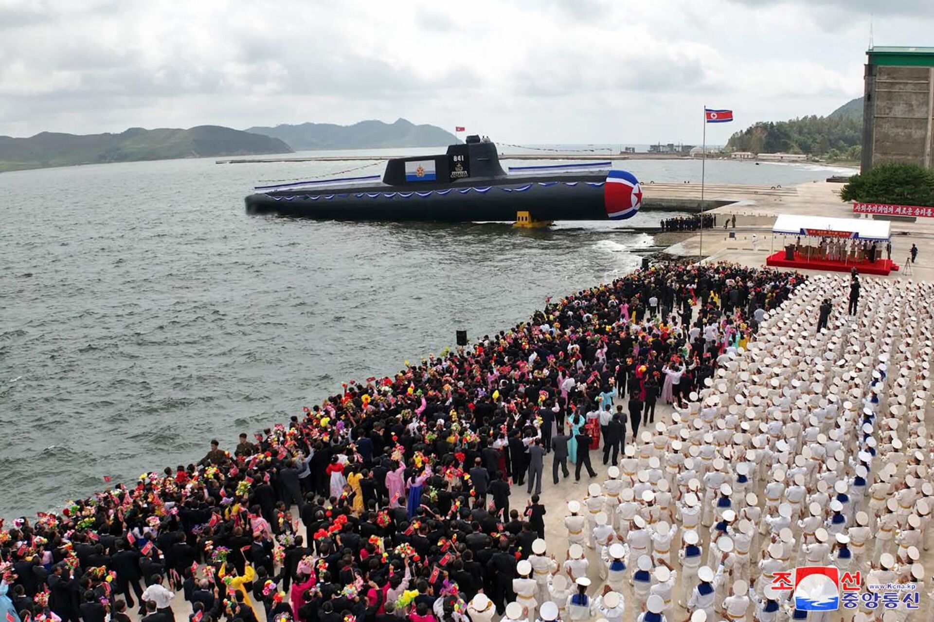Церемония спуска новой подводной лодки КНДР с тактическими ядерными наступательными вооружениями - Sputnik भारत, 1920, 08.09.2023