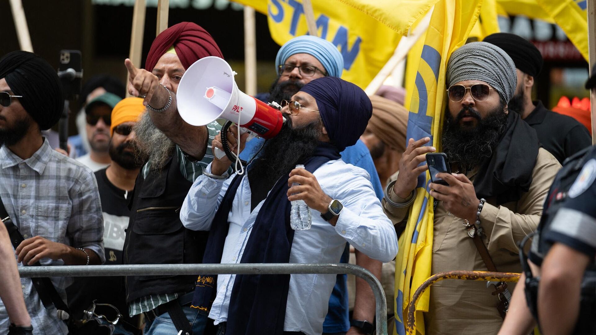 Sikhs protest for the independence of Khalistan in front of the Indian Consulate in Toronto, Canada, on July 8, 2023. - Sputnik भारत, 1920, 08.09.2023
