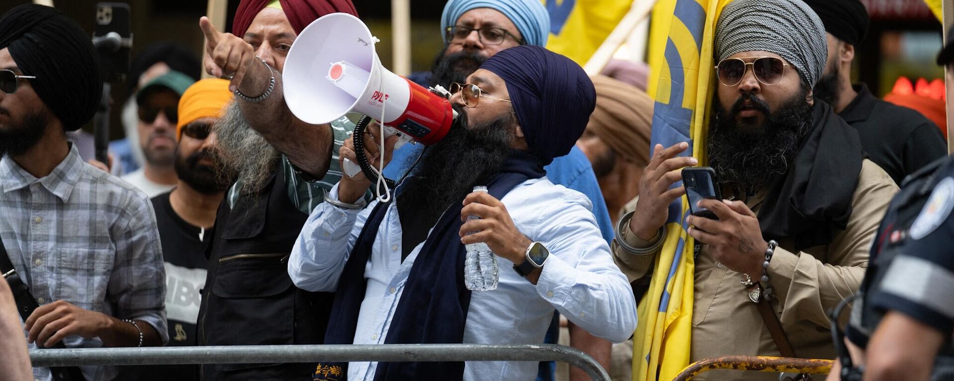 Sikhs protest for the independence of Khalistan in front of the Indian Consulate in Toronto, Canada, on July 8, 2023. - Sputnik भारत, 1920, 19.09.2023