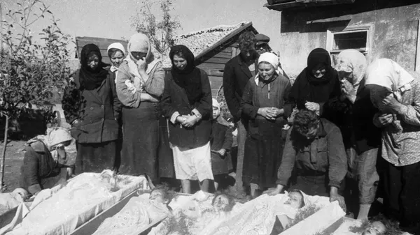 Сельские жители во время похорон односельчан, зверски замученных и убитых гитлеровцами на Донбассе  - Sputnik भारत