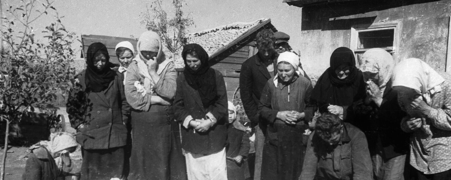 Сельские жители во время похорон односельчан, зверски замученных и убитых гитлеровцами на Донбассе  - Sputnik भारत, 1920, 08.09.2023