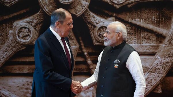 Russian FM Lavrov greeted by Indian PM Modi upon his arrival for the G20 summit in New Delhi. - Sputnik भारत