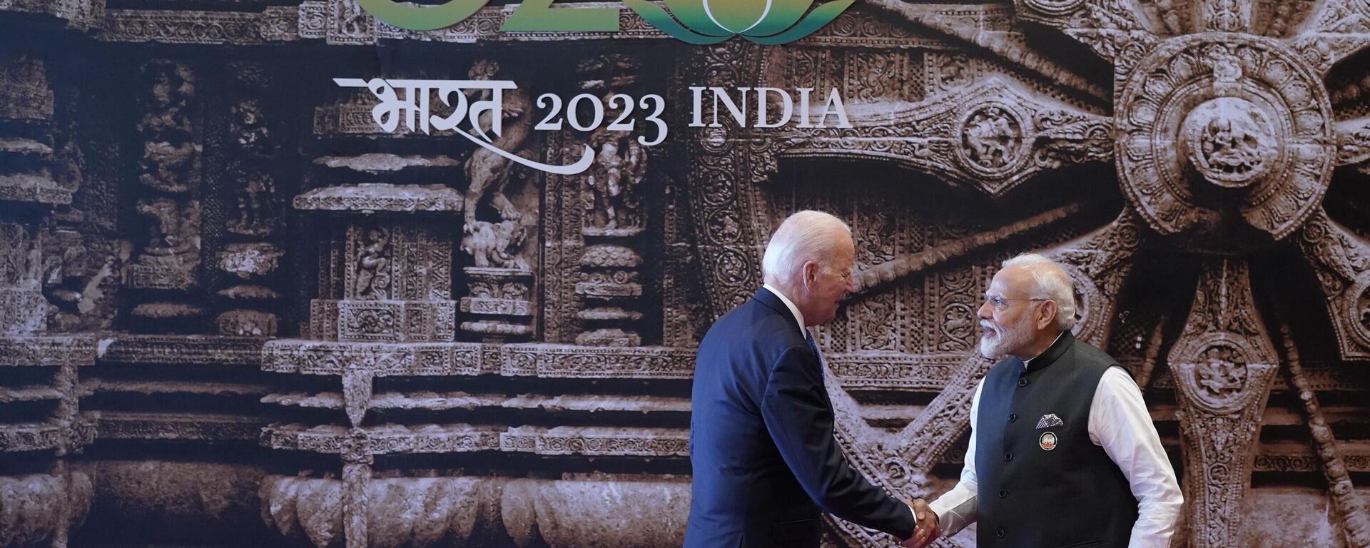 Indian Prime Minister Narendra Modi welcomes U.S. President Joe Biden upon his arrival at Bharat Mandapam - Sputnik India, 1920, 09.09.2023