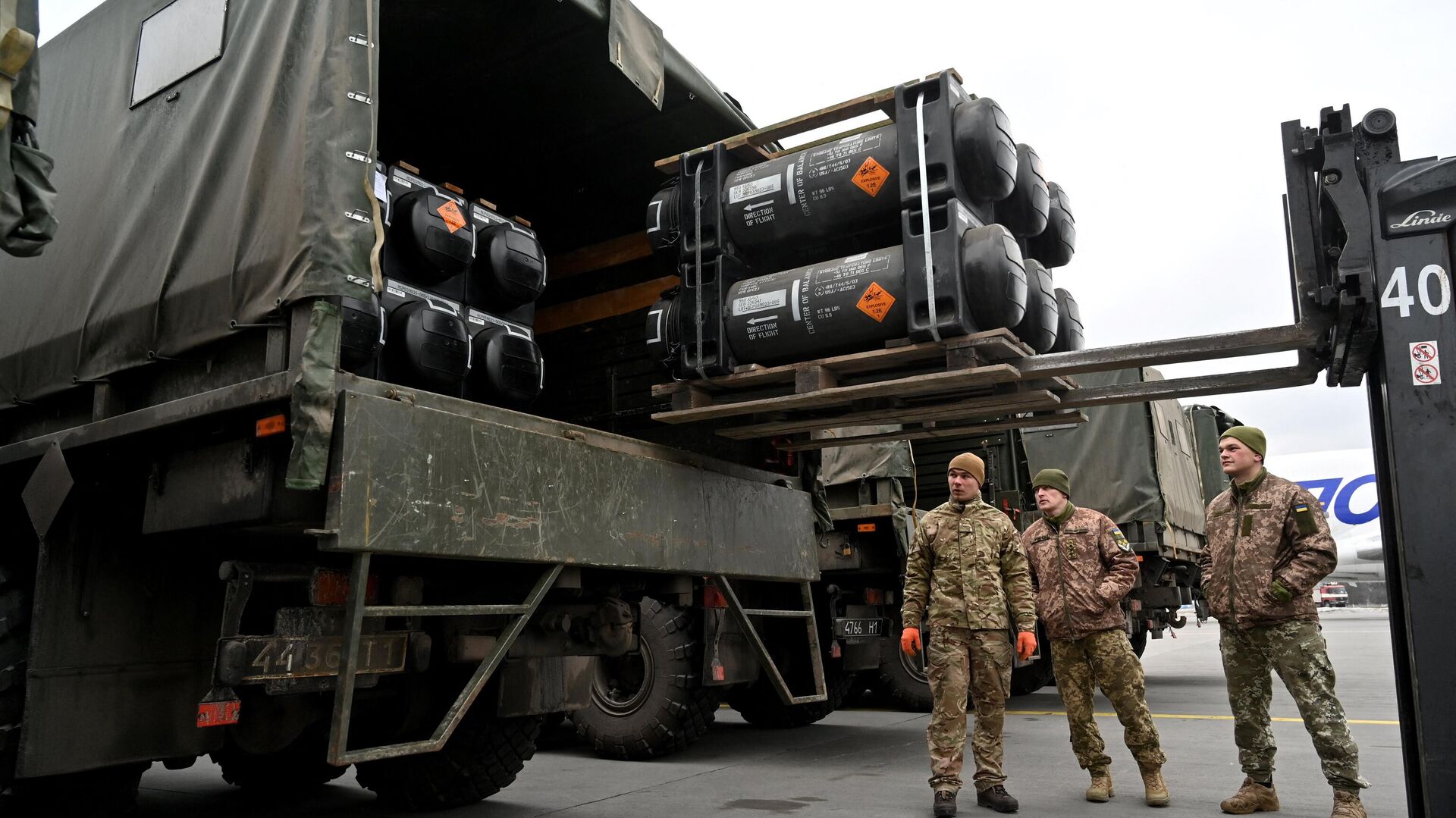 Ukrainian servicemen load a truck with the FGM-148 Javelin, American man-portable anti-tank missile provided by US to Ukraine as part of military support. - Sputnik India, 1920, 09.09.2023
