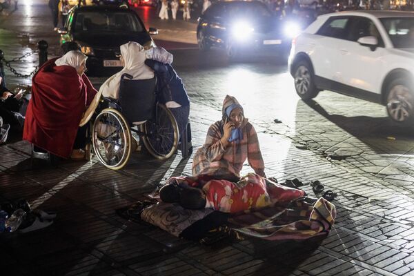 9 सितंबर, 2023 को मराकेश में आए भूकंप के बाद निवासियों ने बाहर एक चौराहे पर शरण ली।(Photo by Fadel SENNA / AFP) - Sputnik भारत