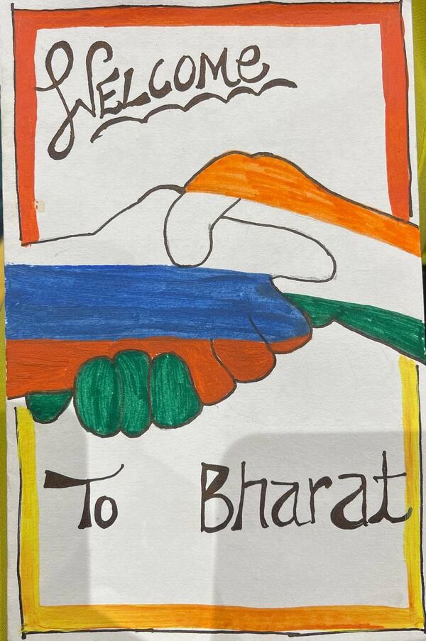 एक भारतीय स्कूल के बच्चों ने दिल्ली में ग-20 शिखर सम्मेलन में रूस का स्वागत करते हुए पोस्टकार्ड बनाए। - Sputnik भारत
