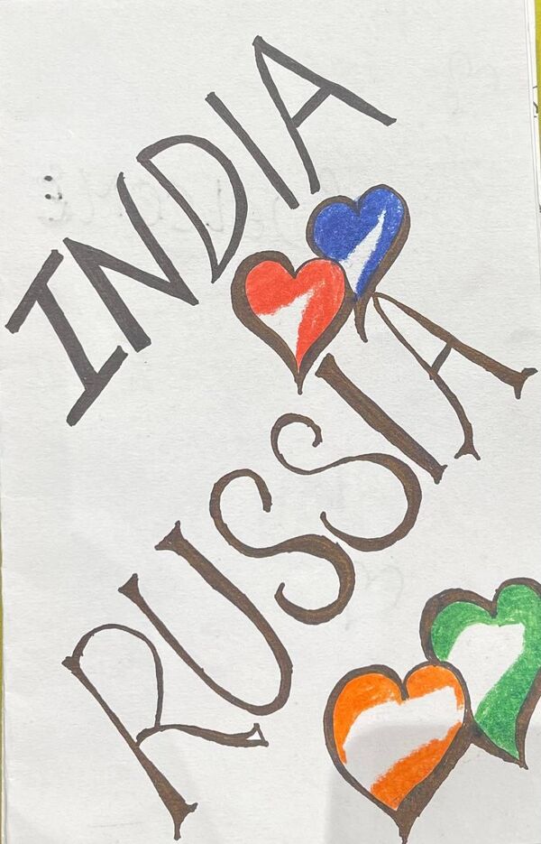 एक भारतीय स्कूल के बच्चों ने दिल्ली में ग-20 शिखर सम्मेलन में रूस का स्वागत करते हुए पोस्टकार्ड बनाए। - Sputnik भारत