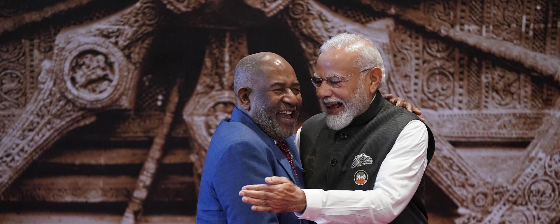 Indian Prime Minister Narendra Modi, right, shares a light moment with African Union Chairman - Sputnik India, 1920, 12.09.2023