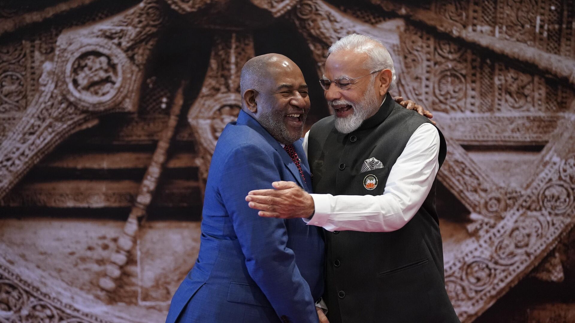 Indian Prime Minister Narendra Modi, right, shares a light moment with African Union Chairman - Sputnik India, 1920, 12.09.2023