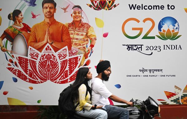 नई दिल्ली में G-20 शिखर सम्मेलन से पहले लगाया गया बैनर।  - Sputnik भारत