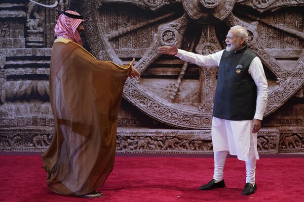 भारतीय प्रधान मंत्री नरेंद्र मोदी नई दिल्ली, भारत में G-20 शिखर सम्मेलन के लिए भारत मंडपम सम्मेलन केंद्र में पहुँचने पर सऊदी अरब के क्राउन प्रिंस मोहम्मद बिन सलमान का स्वागत कर रहे हैं। (AP Photo/Evan Vucci, Pool) - Sputnik भारत