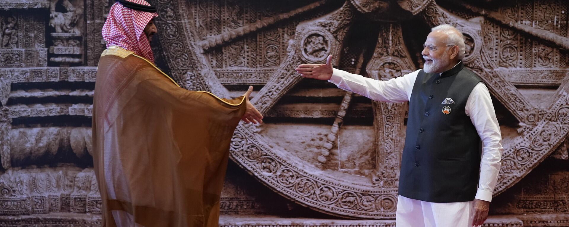 Премьер-министр Индии Нарендра Моди приветствует наследного принца Саудовской Аравии Мухаммеда бен Салмана, Нью-Дели, Индия - Sputnik India, 1920, 07.02.2024