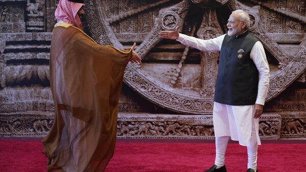 Премьер-министр Индии Нарендра Моди приветствует наследного принца Саудовской Аравии Мухаммеда бен Салмана, Нью-Дели, Индия - Sputnik India