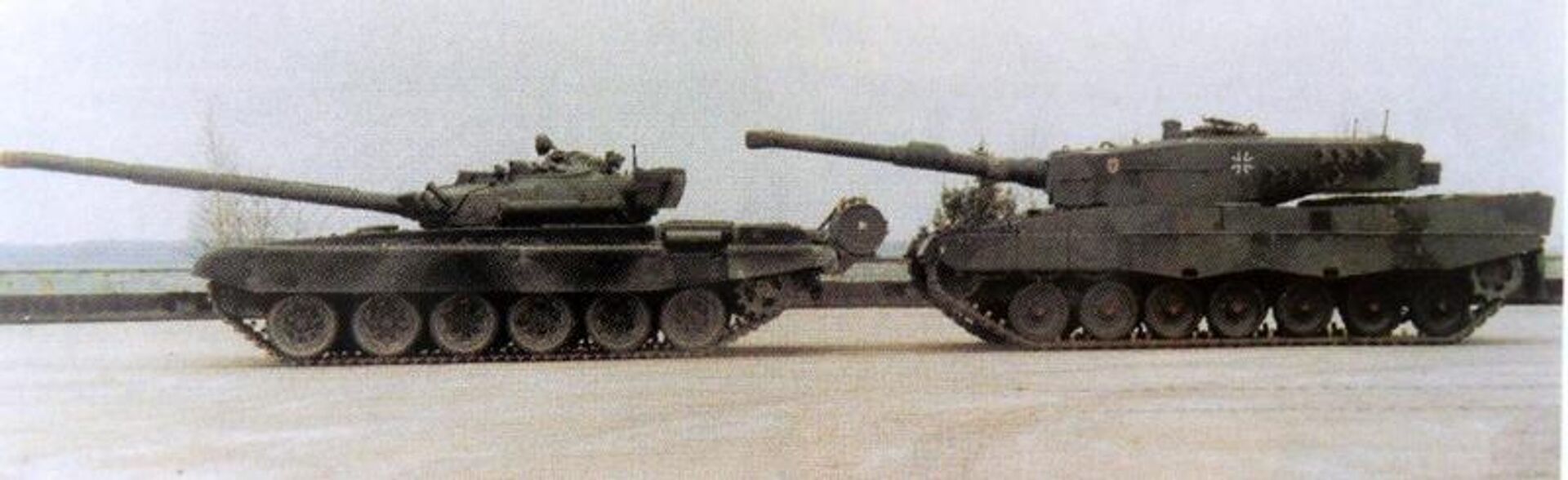 A rare photo featuring a side by side comparison of an 80s Leopard 2 vs a Soviet-era T-72, predecessor to the T-90 series of MBTs. - Sputnik भारत, 1920, 10.09.2023