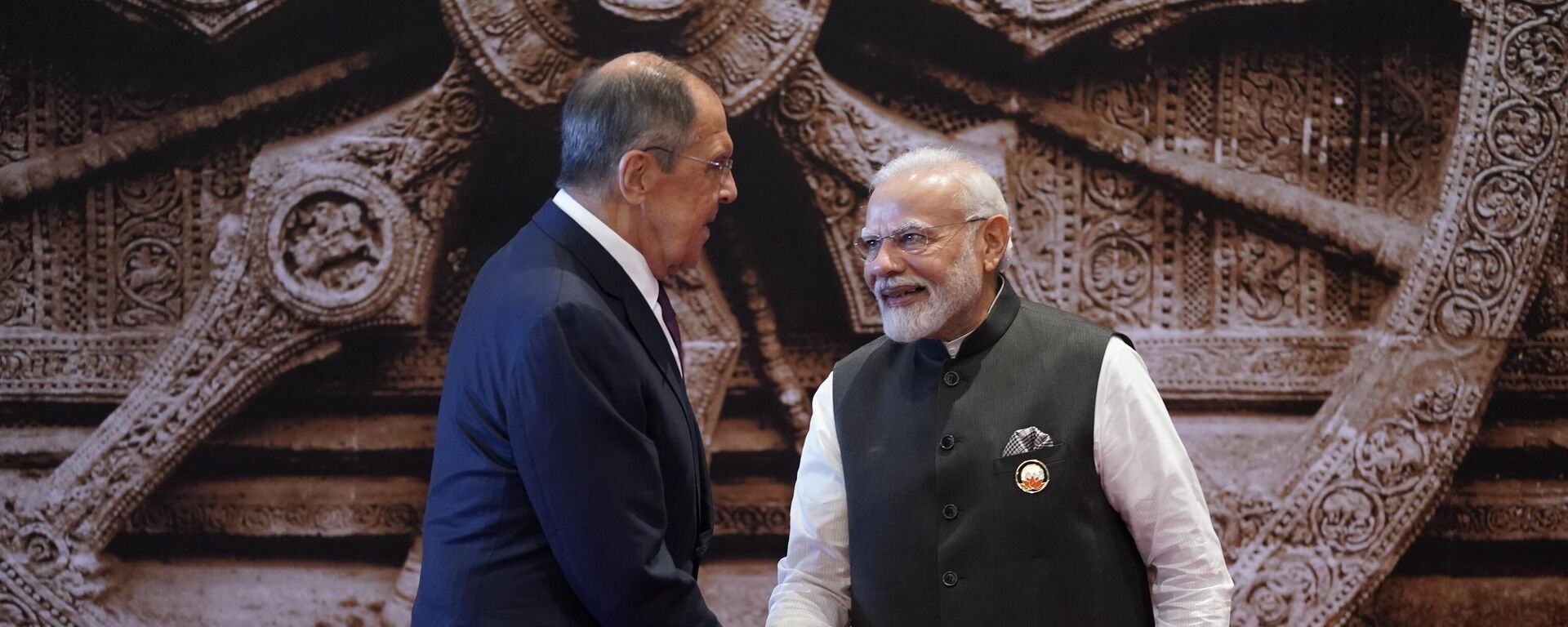 Indian Prime Minister Narendra Modi welcomes Russian Foreign Minister Sergey Lavrov - Sputnik India, 1920, 10.09.2023
