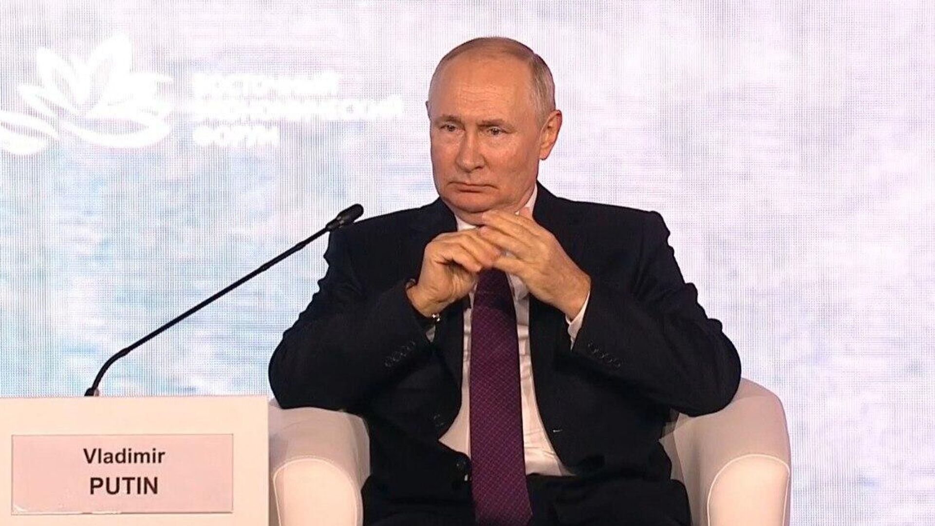 Vladimir Putin addresses the plenary session of the Eastern Economic Forum - Sputnik भारत, 1920, 12.09.2023