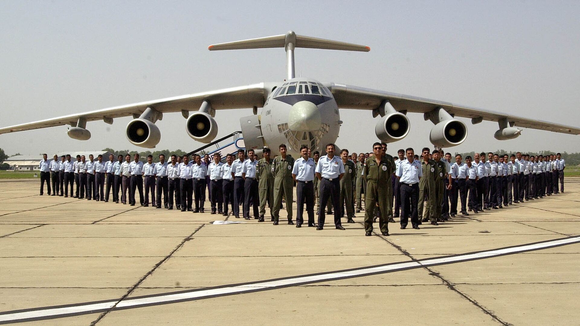 Members of the Indian Air Force IL-78 refueling plane squadron Valorous Mars pose for the photograph in front of an IL-78 after an exercise at Agra Air Force station, Friday, Sept. 24, 2004 - Sputnik भारत, 1920, 12.09.2023