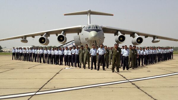 Members of the Indian Air Force IL-78 refueling plane squadron Valorous Mars pose for the photograph in front of an IL-78 after an exercise at Agra Air Force station, Friday, Sept. 24, 2004 - Sputnik भारत