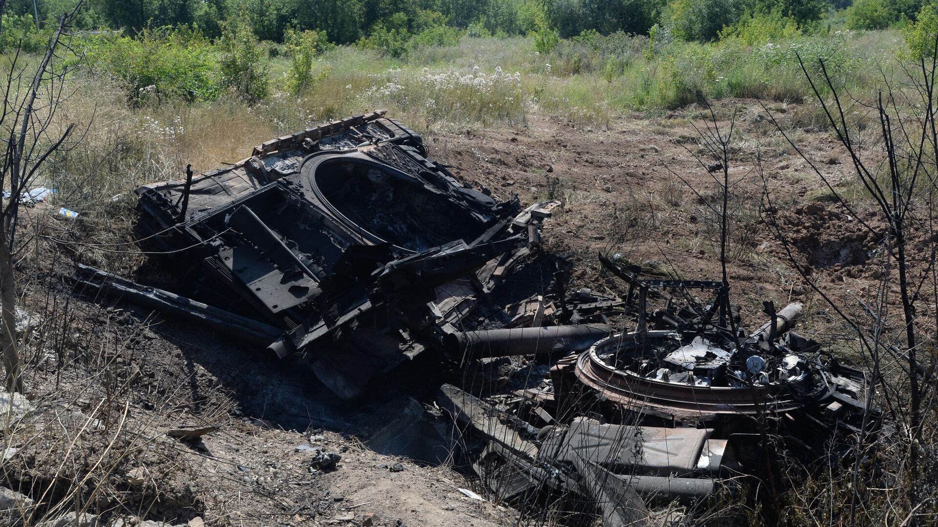 A Ukrainian Burnt Tank Near Donetsk - Sputnik भारत, 1920, 19.09.2023