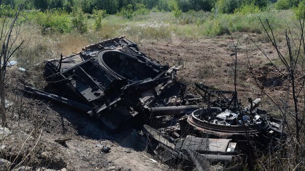 A Ukrainian Burnt Tank Near Donetsk - Sputnik India