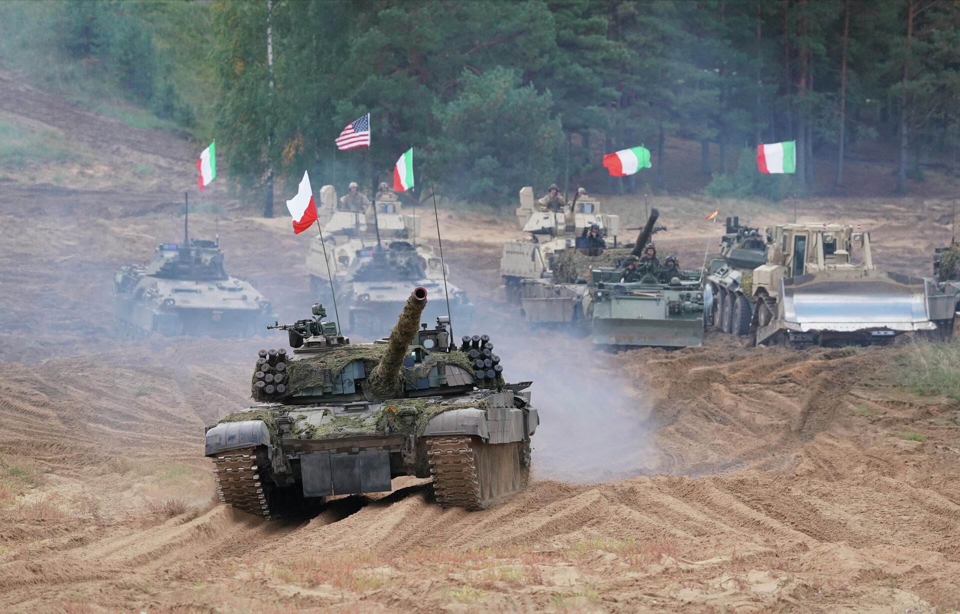 Military vehicles and tanks of Poland, Italy, Canada and United States roll during the NATO military exercises ''Namejs 2021'' at a training ground in Kadaga, Latvia, on Monday, Sept. 13, 2021. - Sputnik भारत, 1920, 13.09.2023