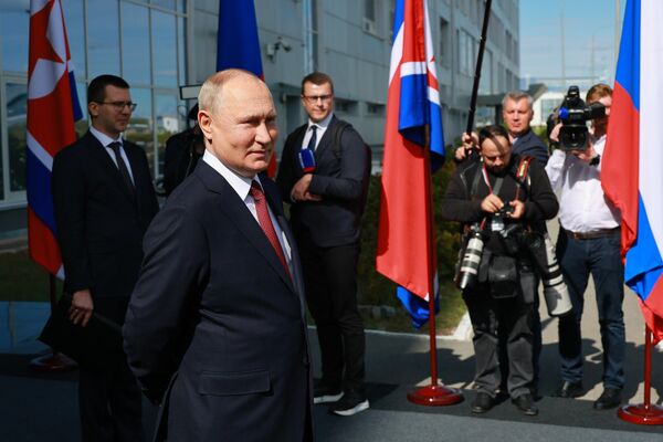 वस्तोचनी कॉस्मोड्रोम में रूसी राष्ट्रपति व्लादिमीर पुतिन - Sputnik भारत