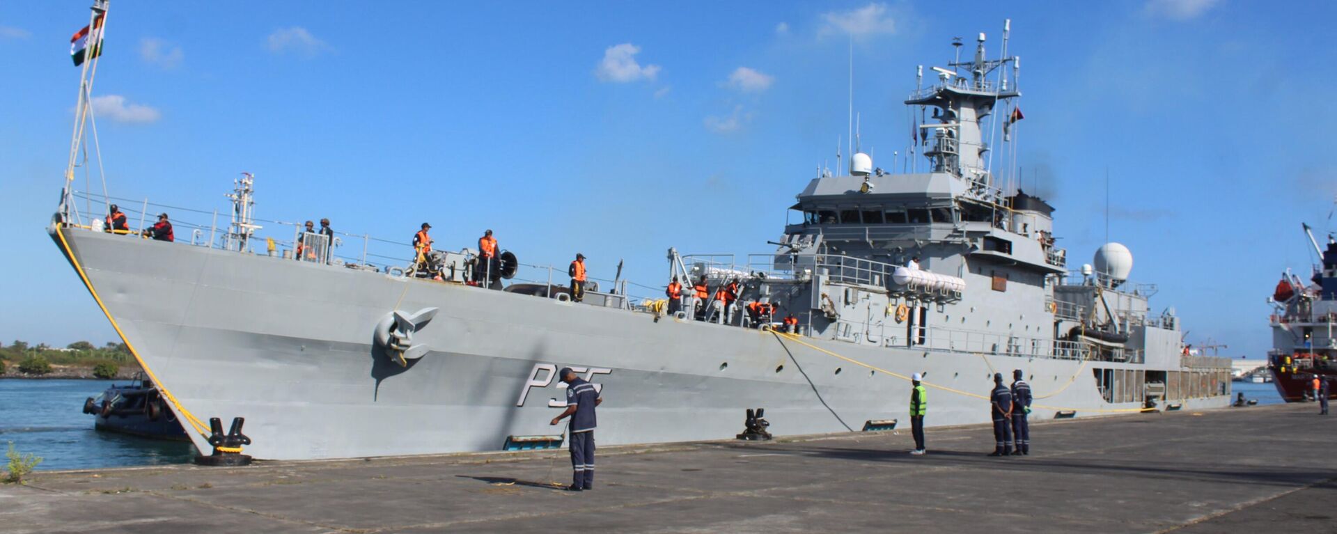 Indian Naval Ship Sharda received a warm welcome upon arrival at Port Louis today by Mauritius National Coast Guard ships - Sputnik India, 1920, 28.09.2023