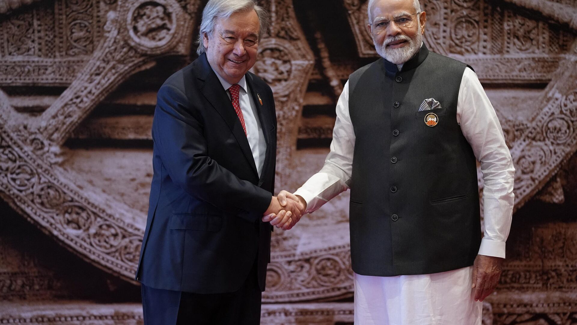 India's Prime Minister Narendra Modi (R) shakes hand with United Nations Secretary General Antonio Guterres ahead of the G20 Leaders' Summit at the Bharat Mandapam in New Delhi on September 9, 2023. - Sputnik भारत, 1920, 14.09.2023