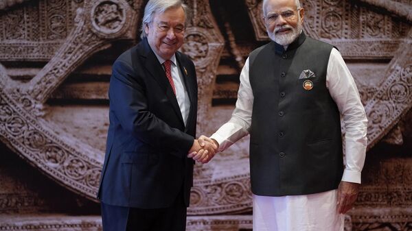 India's Prime Minister Narendra Modi (R) shakes hand with United Nations Secretary General Antonio Guterres ahead of the G20 Leaders' Summit at the Bharat Mandapam in New Delhi on September 9, 2023. - Sputnik भारत