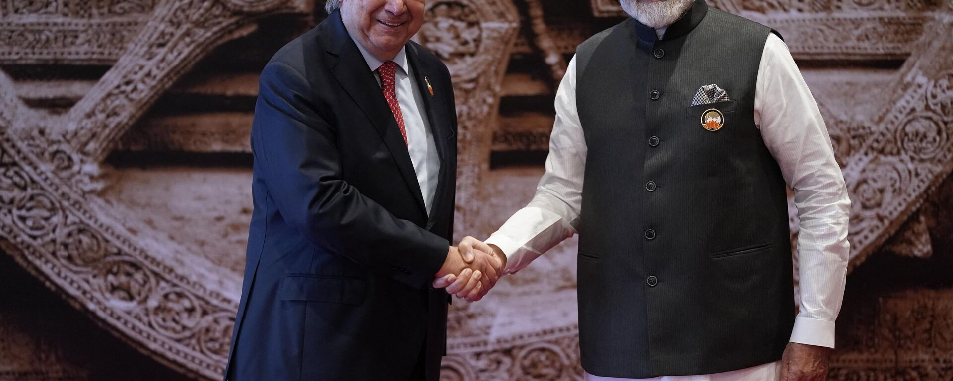 India's Prime Minister Narendra Modi (R) shakes hand with United Nations Secretary General Antonio Guterres ahead of the G20 Leaders' Summit at the Bharat Mandapam in New Delhi on September 9, 2023. - Sputnik भारत, 1920, 14.09.2023