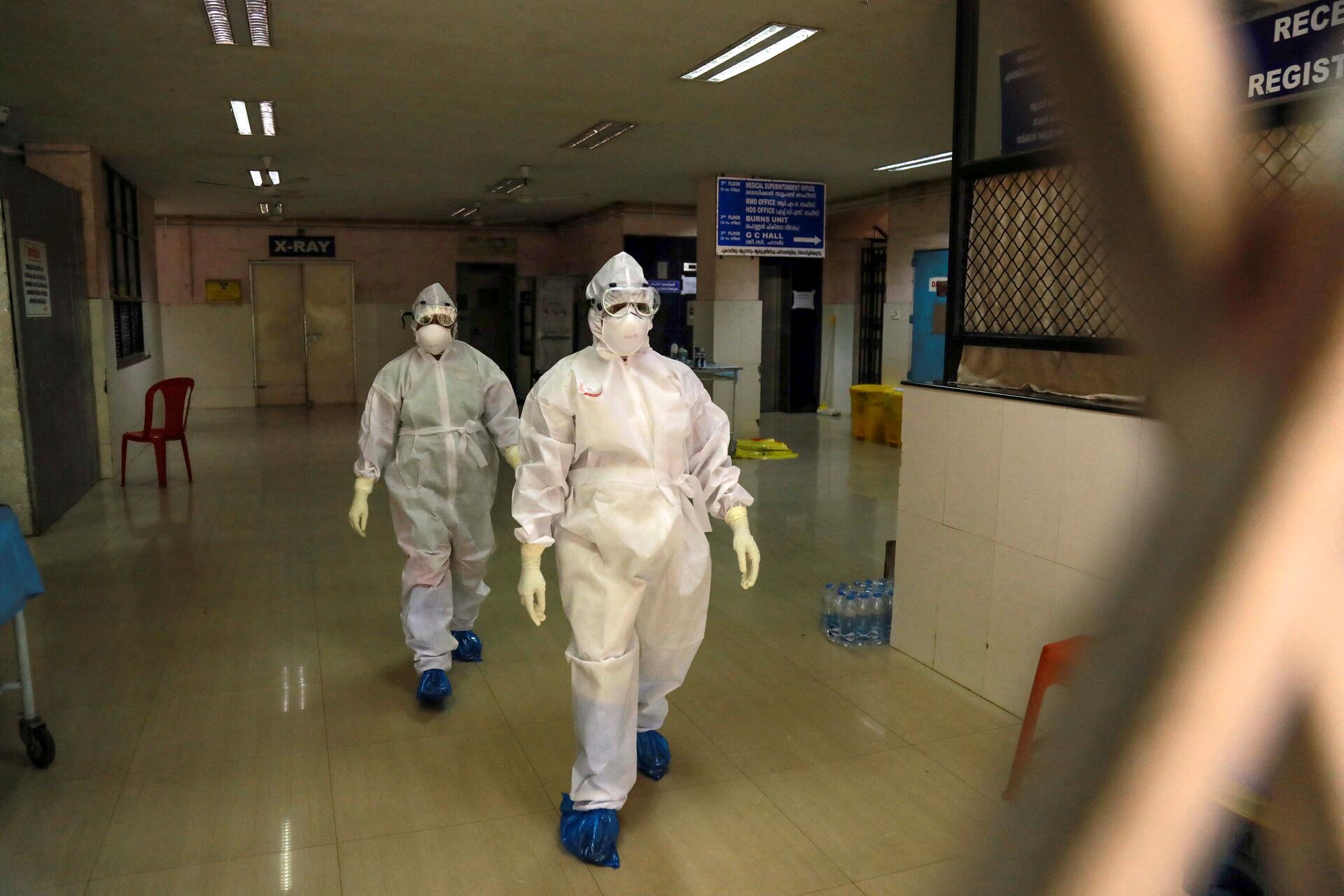 Health officials in full protective gear walk inside an isolation ward of Ernakulam Medical College in Kochi in the Indian southwestern state of Kerala on June 6, 2019. Indian authorities in the southern state of Kerala said Tuesday that a 23-year-old student has been infected by the potentially deadly Nipah virus. Over 300 people who came into contact with the student are under observation.  - Sputnik भारत, 1920, 14.09.2023