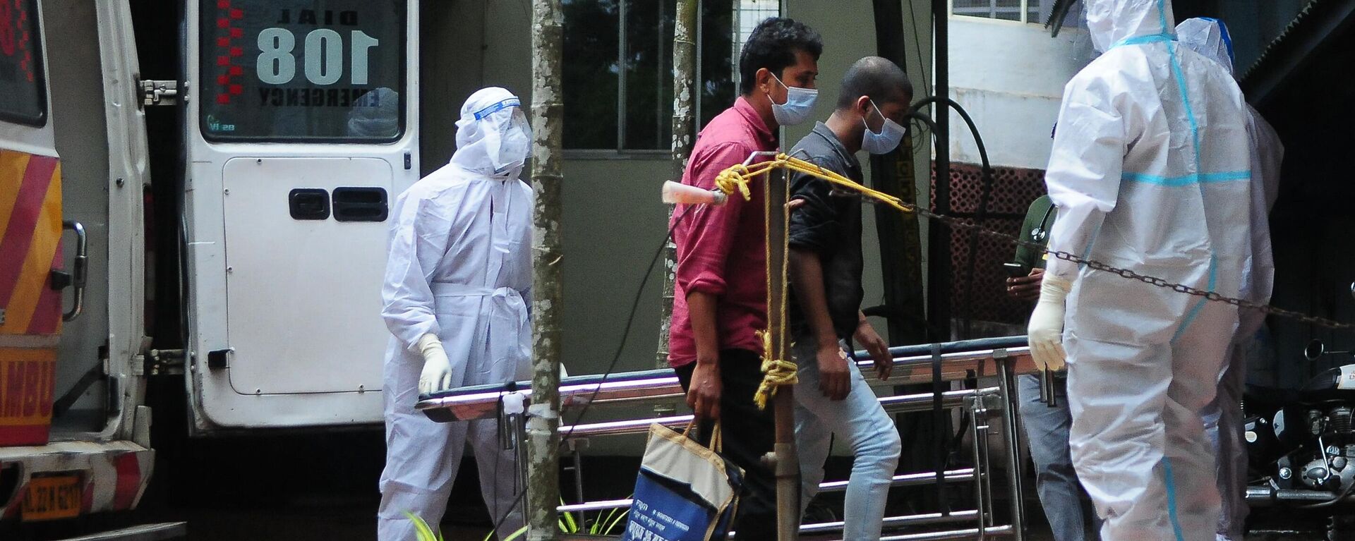 Health workers wearing protective gear shift people who have been in contact with a person infected with the Nipah virus to an isolation center at a goverment hospital in Kozikode, in India's Kerala state on September 14, 2023.  - Sputnik भारत, 1920, 14.09.2023