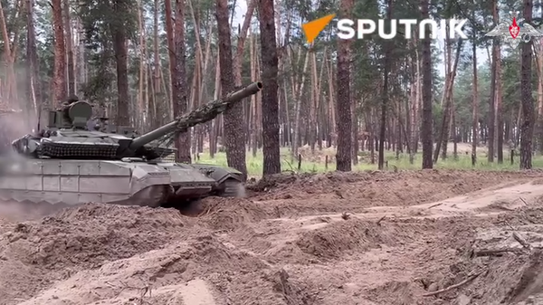 The crews of the T-90M Proryv ('Breakthrough') destroyed strongholds with personnel of the Ukrainian Armed Forces - Sputnik भारत